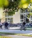 Cykler du til campus mandag til torsdag i uge 38, kan du møde AU's Grønne Team, som står centrale steder på campus i Aarhus og uddeler grønne snacks, cykelreflekser eller genanvendelige AU vandflasker. Det er en del af AU’s nye cykelkampagne, som nu teste