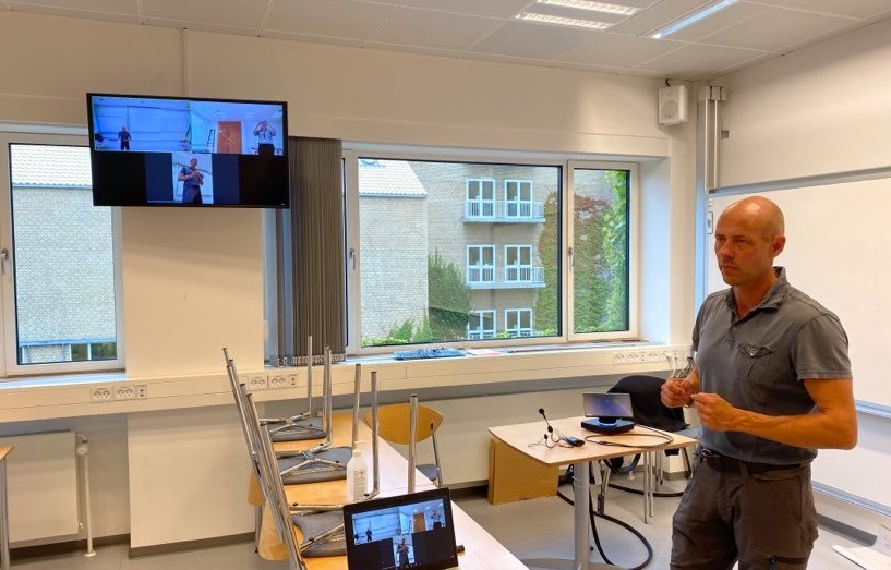 [Translate to English:] Bjarne Nørgaard, AV-Koordinator for Nat/Tech, viser det videoudstyr frem i et undervisningslokale på Nat. Foto: Kristina Wulff Nielsen